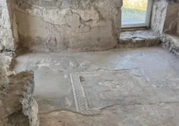 Անձրևաջրերը լցվում են ներս ու վնասում խճանկարը. անմխիթար վիճակ Գառնիի տաճարում