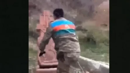 ՏԵՍԱՆՅՈՒԹ․ Ադրբեջանցիները Մատաղիսում հայկական խաչքարեր են ոչնչացում