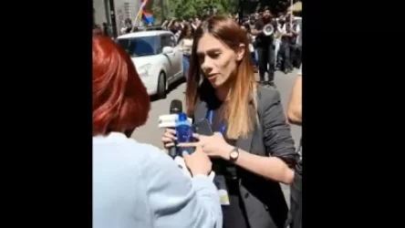 ՏԵՍԱՆՅՈՒԹ․ «Արարատնյուզ»-ի լրագրողը ջուր է շփել պատգամավորի վրա