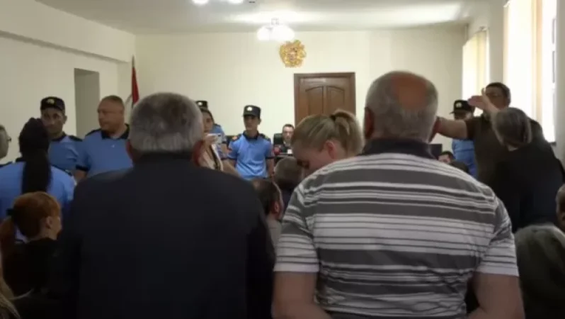 Լարված իրավիճակ դատարանում. զոհված զինծառայողների ծնողները պնդում են՝ չհետաձգել նիստը