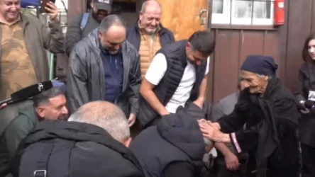 ՏԵՍԱՆՅՈՒԹ. Բագրատ Սրբազանը ծնկի եկավ ու ստացավ Լենա տատի օրհնությունը