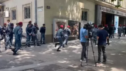 ՏԵՍԱՆՅՈՒԹ․ Ինչպես են ոստիկանական լրացուցիչ ուժերը վազում դեպի հյուրանոց