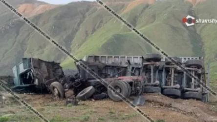 Մի քանի տոննա ավազով բարձված բեռնատարը կողաշրջվել է. վարորդի վիճակը ծայրահեղ ծանր է