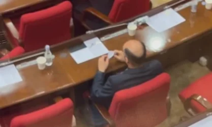 ՏԵՍԱՆՅՈՒԹ․ ՔՊ պատգամավորը ԱԺ-ի նիստի ժամանակ թղթե ինքնաթիռ է պատրաստում