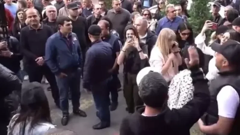 Ոստիկանությունն ուժեր է կենտրոնացնում․  թույլ չտաք՝ որևէ աշխատակից ներս մտնի կամ աշխատանքից դուրս գա․ Սաղաթելյան