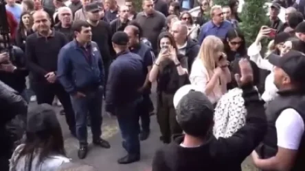 Ոստիկանությունն ուժեր է կենտրոնացնում․  թույլ չտաք՝ որևէ աշխատակից ներս մտնի կամ աշխատանքից դուրս գա․ Սաղաթելյան