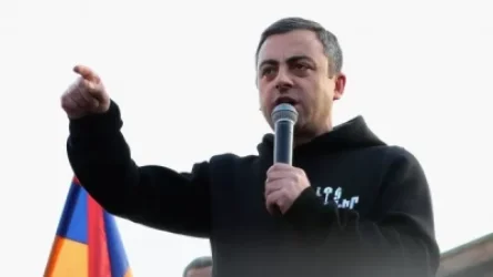 ՏԵՍԱՆՅՈՒԹ․ 5 րոպե հետո բացել բոլոր մուտքերը․ Սաղաթելյանը՝ ԱԳՆ շենքը շրջափակած ցուցարարներին