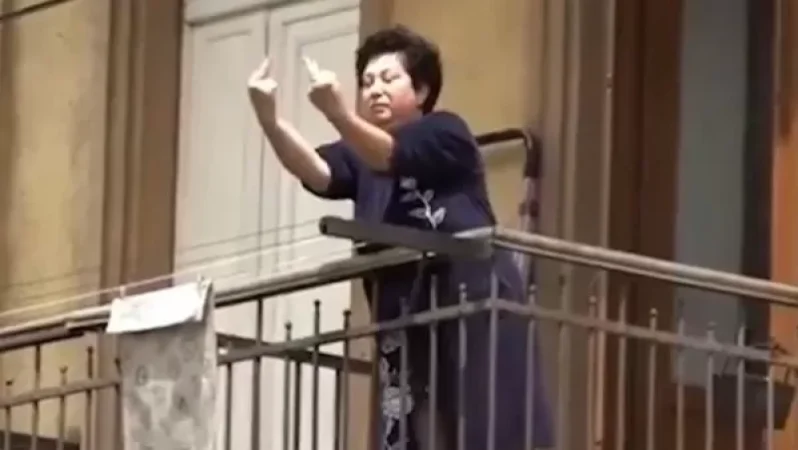 Դա պատմական ժեստ է. Ալեն Սիմոնյանի մայրը` միջնամատ ցույց տալու և թքելու մասին. Oragir.news