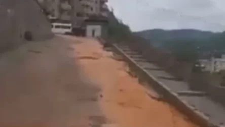 ՏԵՍԱՆՅՈՒԹ. Կապանի կենտրոնով դեղնանարնջագույն առվակներ են հոսում