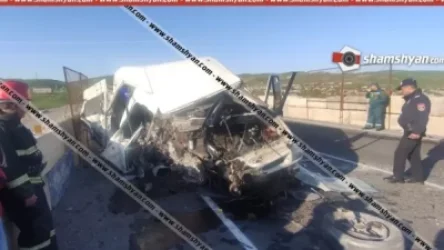 Խոշոր ավտովթար Շիրակի մարզում. 30-ամյա վարորդը Ford Transit-ով բախվել է կամրջի բետոնե արգելապատնեշներին