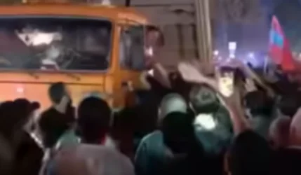 ՏԵՍԱՆՅՈՒԹ. Ինչպես են մարդիկ հարվածում բեռնատարի վարորդին, կոտրում մեքենայի դիմապակին