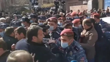 Քաշքշուկ ընդդիմադիրների ու ոստիկանների միջև