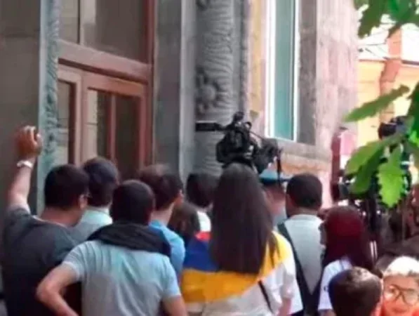 Ռեկտորը փակել է Բրյուսովի համալսարանի դռները և թույլ չի տալիս ուսանողներին դուրս գալ