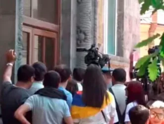 Ռեկտորը փակել է Բրյուսովի համալսարանի դռները և թույլ չի տալիս ուսանողներին դուրս գալ