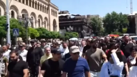 Մեկնարկեց ընդդիմության քայլերթը Երևանի Ֆրանսիայի հրապարակից
