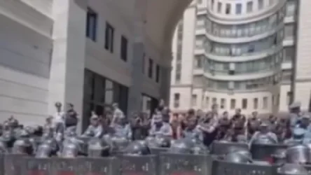 ՏԵՍԱՆՅՈՒԹ. Մեծաթիվ ոստիկանական ուժեր՝ ԱԳՆ շենքի մոտ