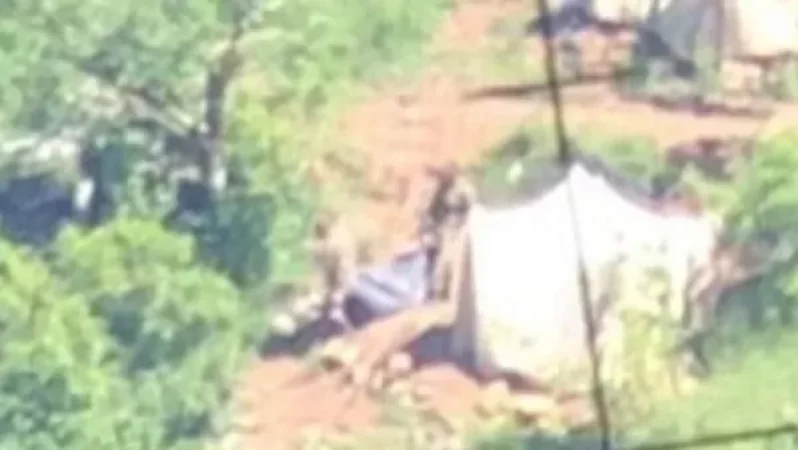 Ադրբեջանցիները լուսանկար են հրապարակել, թե ինչպես են օրեր առաջ զոհված հայ զինծառայողին ծառայակիցները տեղափոխում վրանից