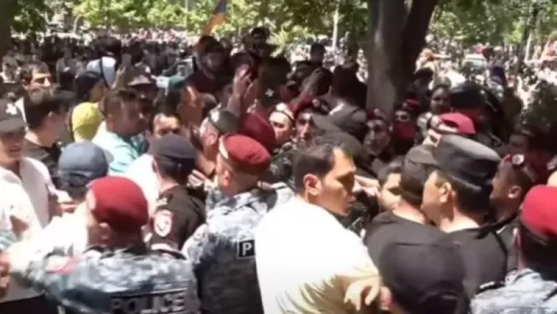 Ոստիկանության ծառայողների կողմից ֆիզիկական ուժ է գործադրվել ԱԺ պատգամավորների նկատմամբ. ՄԻՊ