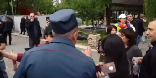 ՏԵՍՆՅՈՒԹ․ «Հոգեկան շեղում ունես»․ ոստիկանը՝ ակցիայի մասնակից կնոջը