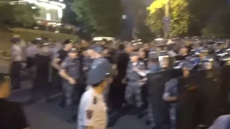 Քաղաքացիներն արդեն քարով էին հարվածում. փոխոստիկանապետը լուսաձայնային նռնակներ են կիրառել