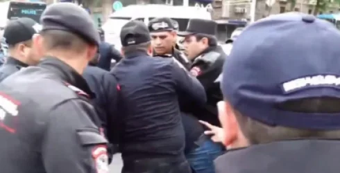 ՏԵՍԱՆՅՈՒԹ․ Կարմիրբերետավորները Երևանի կենտրոնում բերման են ենթարկում իրազեկման երթի մասնակիցներին