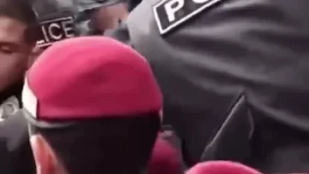 ՏԵՍԱՆՅՈՒԹ․ «Քաշեք ներս». կարմիրբերետավորը քաղաքացուն ուժով բերման ենթարկելիս