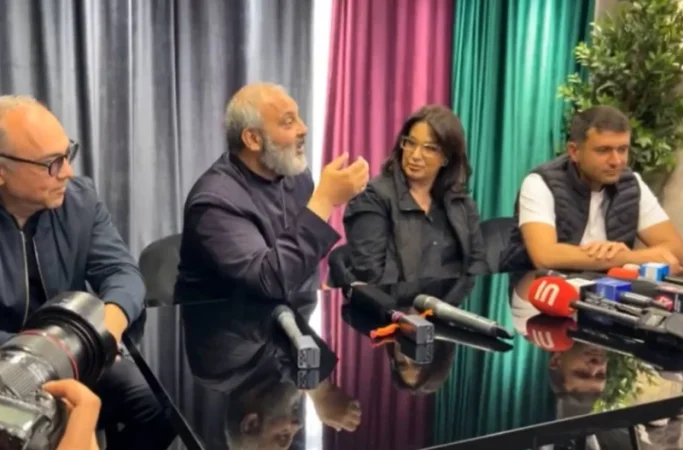 Իշխանություններն առաջիկայում շատ անակնկալներ ունեն ստանալու. Սրբազան