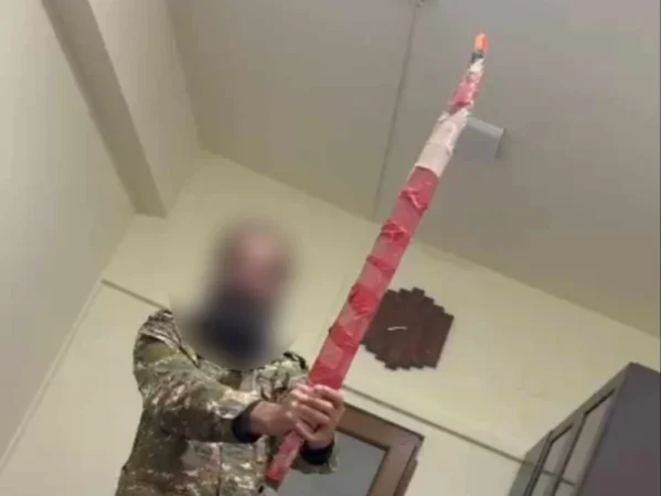 Ցուցարարը հանրահավաքների էր եկել երկարաշեղբ սրով