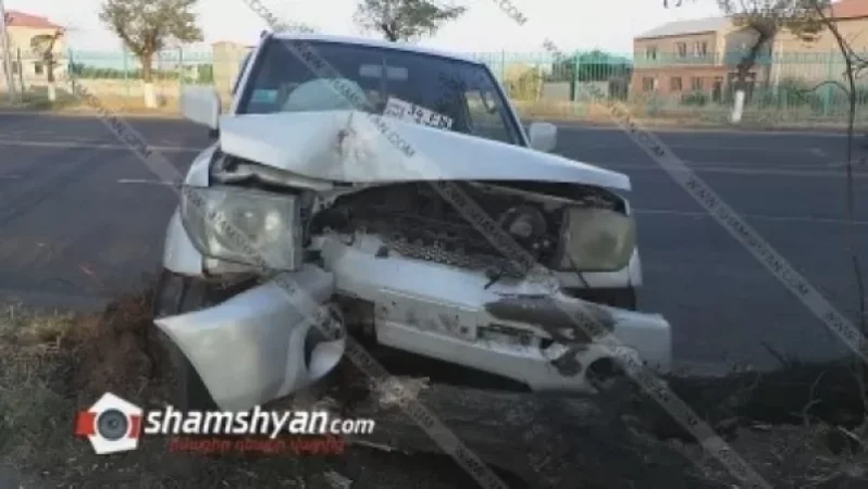 Զվարթնոց» օդանավակայանի ճանապարհին Mitsubishi Pajero-ն դուրս է եկել ճանապարհի երթևեկելի գոտուց ու բախվել ծառին