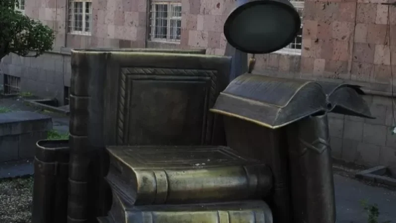 Գողացել են Խնկո-Ապոր անվան գրադարանի դիմաց տեղադրված քանդակի լատունե գիրքը