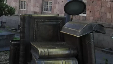 Գողացել են Խնկո-Ապոր անվան գրադարանի դիմաց տեղադրված քանդակի լատունե գիրքը