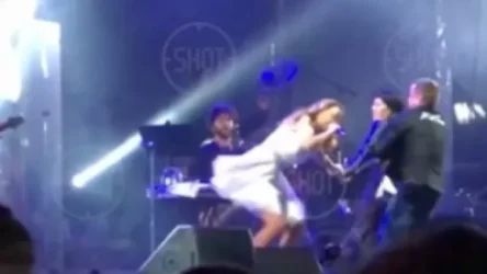 ՏԵՍԱՆՅՈՒԹ․ Երկրպագուհիներից մեկը բեմի վրա քաշել է երգչուհի Մաքսիմի ձեռքը և գցել նրան