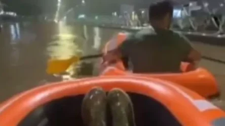 ՏԵՍԱՆՅՈՒԹ․  Երիտասարդ զույգը ռետինե նավակներով ռաֆթինգ է անում Կրասնոդարի հեղեղված փողոցներից մեկով