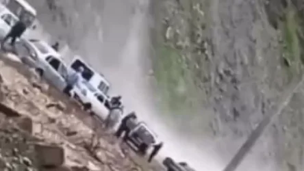 ՏԵՍԱՆՅՈՒԹ․ Քարաթափում Անդրկովկասյան մայրուղում․ տարածքում բազմաթիվ մեքենաներ և մարդիկ կային