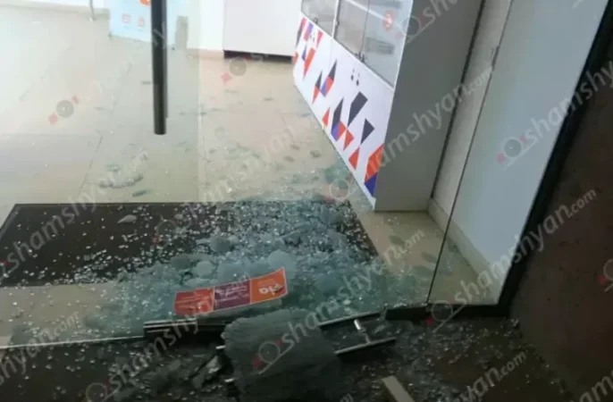 ԼՈՒՍԱՆԿԱՐՆԵՐ․ Կոտրել են «Հայփոստ»-ի դռան ապակին, զինվորի համար նախատեսված հանգանակությունների արկղից հափշտակել գումարը