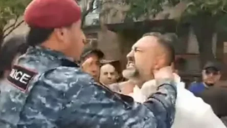 Ցուցարարին խեղդող ոստիկանի պաշտոնը բարձրացրել են․ «Հրապարակ»