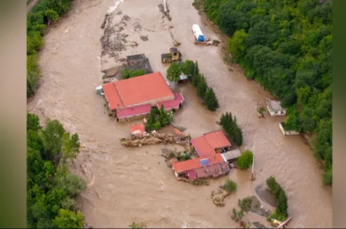 Փրկարարները հղի կնոջը և ևս 10 բնակչի պարանի օգնությամբ տեղափոխել են Դեբեդի մյուս ափ. Արեն Մկրտչյան