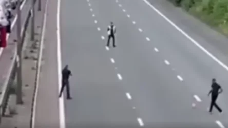 ՏԵՍԱՆՅՈՒԹ. Բրիտանացի վարորդները փակել են մայրուղին ու ֆուտբոլ խաղացել փողոցի կենտրոնում