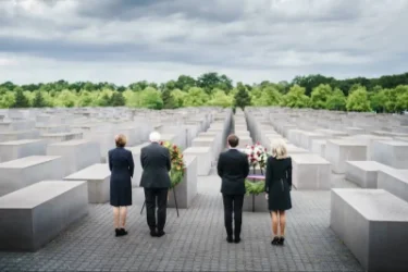 ԼՈՒՍԱՆԿԱՐ. Գերմանիայի և Ֆրանսիայի առաջին տիկինները ծիծաղել են Հոլոքոստի հուշահամալիրում