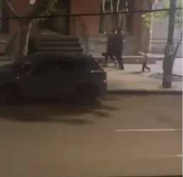 ՏԵՍԱՆՅՈՒԹ. Փողոցում տղամարդը երեխայի ներկայությամբ հարվածում է կնոջը