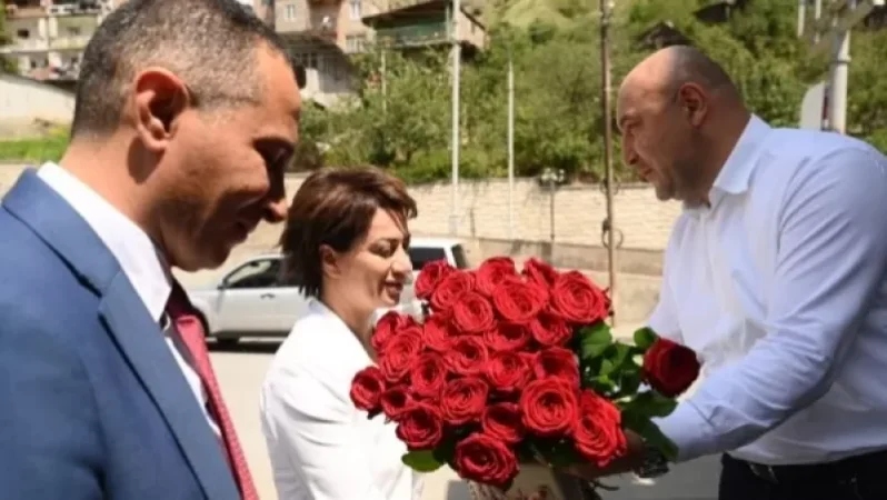 «Վստահ եմ, որ մեծ ու լուրջ ճնշում է գործադրվել նրա նկատմամբ». Սաղաթելյանը` Աննա Հակոբյանին վարդերով դիմավորելու մասին