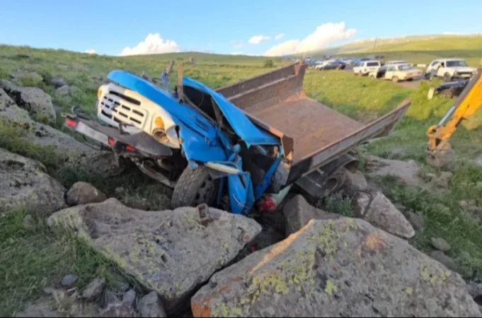 «Zil»-ը դուրս է եկել երթևեկելի հատվածից, բախվել քարերին և կողաշրջվել