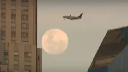 ՏԵՍԱՆՅՈՒԹ․ Գերլուսինը Բուենոս Այրեսի երկինքում