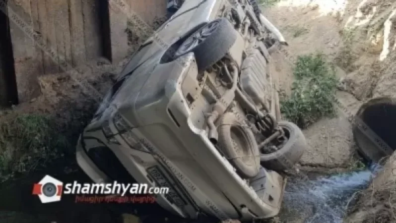 Toyota-ն տապալել է բետոնե էլեկտրասյունն ու կողաշրջված հայտնվել ջրատարում