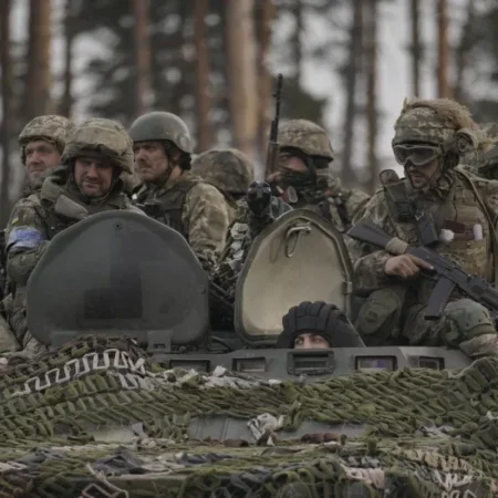 Մոսկվայում Ֆրանսիայի դեսպանատան մոտ պաստառներ են կախել՝ կոչ անելով իրենց զինվորականներին գերի հանձնվել