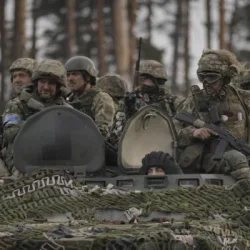 Մոսկվայում Ֆրանսիայի դեսպանատան մոտ պաստառներ են կախել՝ կոչ անելով իրենց զինվորականներին գերի հանձնվել