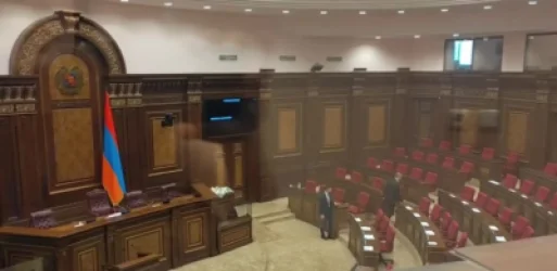 ՏԵՍԱՆՅՈՒԹ. ԱԺ-ում Փաշինյանի անվտանգության աշխատակիցները ստուգում են աթոռները