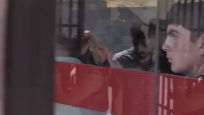 Հինգ րոպե ժամանակ ենք տալիս՝ չեկան, թող մեզանից չնեղանան. ՊՆ-ի մոտ իրավիճակը լարված է