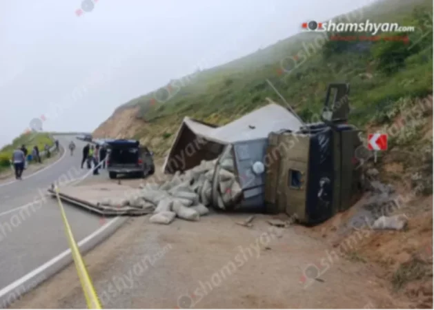 Ցեմենտով բարձված «Կամազ»-ը բախվել է քարին և կողաշրջվել. վարորդը տեղում մաhացել է