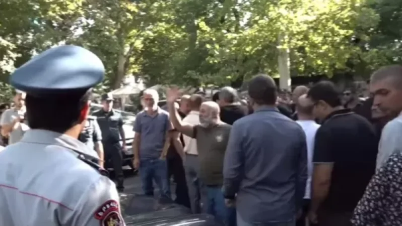 Զոհված զինծառայողների ծնողները փողոց են փակել